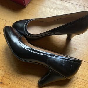 New leather black pumps